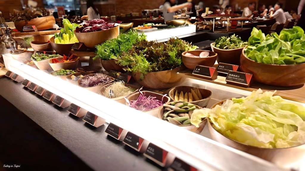 Silks Place Tainan Robins breakfast salad